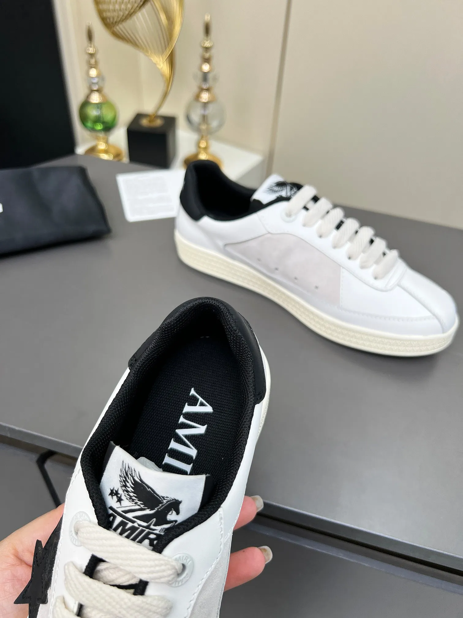 Men's Men's Shoes 💰580 Bone Shoes · AMIRI Skel-Top AMIRI 🔥 launches a new "ThePacific" series of low-top casual sports moral training shoes in the early spring of 2025. This iconic shoe covers men's and women's shoes, drawing inspiration from the brand's classic sports style and elegantly integrating West Coast style. "The Pacific" contrasting five-pointed star series is rooted in Amiri's unique California genes, showing the freedom and leisure atmosphere of the West Coast. This series launches two styles that incorporate the brand's iconic elements: the leather version is made of pure white leather with a same-color sole, and is embellished with star patterns on the side of the shoe, just like the bright starry sky of California. The black and ocean blue colors are shared by men and women, and there is also a red star model exclusive for men and a light pink star model exclusive for women. The suede model is decorated with the brand's classic bone pattern on the side of the shoe. The rubber sole and suede fabric complement each other. The color scheme covers black, chocolate and sand, and is suitable for both men and women. Made of imported cowhide and decorated with bone pieces on the sides of the upper, it is novel and unique and has a good three-dimensional effect! High-density breathable mesh lining + original molded TPU outsole 🙏 Recommended by celebrities, bloggers and internet celebrities, 🚵🏻 an indispensable item for shopping, partying and traveling. One of the most unmissable sneakers in 2025 ✦Color: 10 colors available ✦Size: Women’s size 35--40 ✦Size: Men’s size 39--45